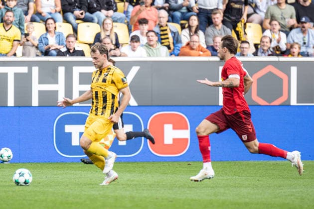 Third Division, Alemannia Aachen vs. SSV Jahn Regensburg, September 12, 2026 Mika Schroers Alemannia Aachen 27 ahead of Erik Majetschak SSV Jahn Regensburg 13 DFL REGULATIONS PROHIBIT ANY USE OF PHOTOGRAPHS AS IMAGE SEQUENCES AND OR Q‹QUASI-VIDEO Third Division, Alemannia Aachen vs. SSV Jahn Regensburg, September 12, 2026, Tivoli, Aachen Copyright: xBEAUTIFULxSPORTS Derixx