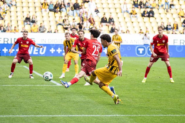 Third Division, Alemannia Aachen vs. SSV Jahn Regensburg, September 12, 2026. Shooting opportunity by Mehdi Loune, Alemannia Aachen 10. DFL regulations prohibit any use of photographs as image sequences and or Q‹QUASI-VIDEO Third Division, Alemannia Aachen vs. SSV Jahn Regensburg, September 12, 2026, Tivoli, Aachen Copyright: xBEAUTIFULxSPORTS Derixx