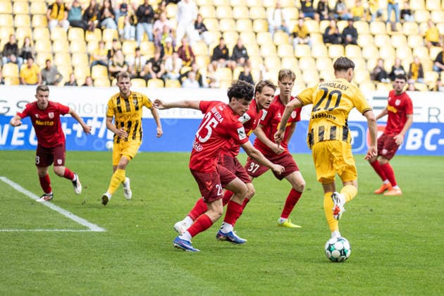 Third Division, Alemannia Aachen vs. SSV Jahn Regensburg, September 12, 2026: Georg Ermolaev of Alemannia Aachen 20 backheels the ball. DFL REGULATIONS PROHIBIT ANY USE OF PHOTOGRAPHS AS IMAGE SEQUENCES AND OR QUASI-VIDEO. Third Division, Alemannia Aachen vs. SSV Jahn Regensburg, September 12, 2026, Tivoli, Aachen Copyright: xBEAUTIFULxSPORTS Derixx