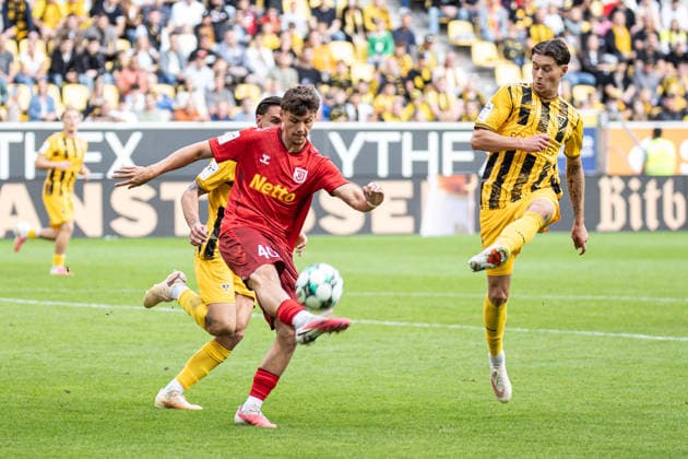 Third Division, Alemannia Aachen vs. SSV Jahn Regensburg, September 12, 2026 Jakob Seibold (SSV Jahn Regensburg, 40) clears the ball DFL REGULATIONS PROHIBIT ANY USE OF PHOTOGRAPHS AS IMAGE SEQUENCES AND OR Q‹QUASI-VIDEO Third Division, Alemannia Aachen vs. SSV Jahn Regensburg, September 12, 2026, Tivoli, Aachen Copyright: xBEAUTIFULxSPORTS Derixx