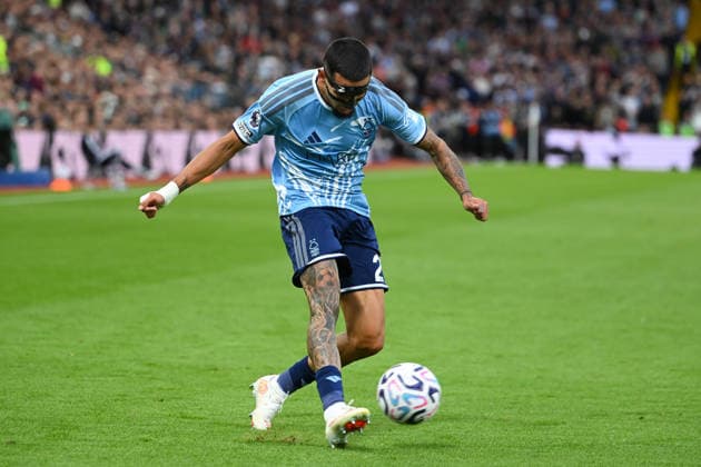 Aston Villa FC v Nottingham Forest FC - Premier League 2026 27 Daniel Munoz of Nottingham Forest crosses the ball during the Premier League match between Aston Villa and Nottingham Forest at Villa Park in Birmingham, on September 12, 2026. Birmingham West Midlands United Kingdom  Copyright: xMIxNewsx originalFilename:fletcher-astonvil260912_npE61.jpg