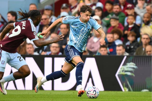 Aston Villa FC v Nottingham Forest FC - Premier League 2026 27 Neco Williams of Nottingham Forest runs with the ball under pressure from Aaron Wan-Bissaka of Aston Villa during the Premier League match between Aston Villa and Nottingham Forest at Villa Park in Birmingham, on September 12, 2026. Birmingham West Midlands United Kingdom  Copyright: xMIxNewsx originalFilename:fletcher-astonvil260912_npq9O.jpg