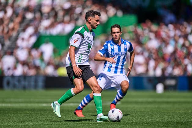 Real Racing Club de Santander v Deportivo Alaves - LaLiga EA Sports 2026 27 Ivan Martin of Real Racing Club controls the ball during the LaLiga EA Sports match between Real Racing Club and Deportivo Alaves at Campos de El Sardinero in Santander, Spain, on September 12, 2026. Santander Spain  Copyright: xCesarxOrtizxGonzalezx originalFilename:ortizgonzalez-realraci260912_npUpF.jpg