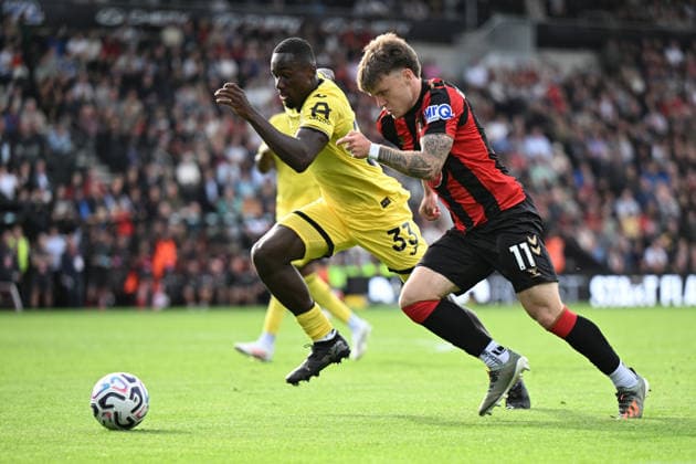 12th September 2026; Vitality Stadium, Bournemouth, England; Premier League Football, Bournemouth versus Brentford; Michael Kayode of Brentford FC competes for the ball with Ben Gannon-Doak of AFC Bournemouth SimonxWest