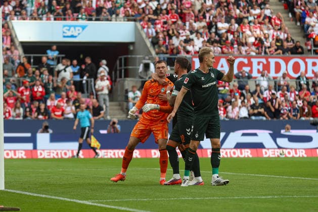 12.09.2026, GER, Fussball, Herren, Bundesliga , 1. Bundesliga, Saison 2026 2027, 1. FC Köln - SV Werder Bremen Karl Hein (SVW) hält Elfmeter und jubeltbelt mit der Mannschaft *** September 12, 2026, Germany, Soccer, Men s, Bundesliga, 1. Bundesliga, 2026–2027 Season, 1. FC Köln vs. SV Werder Bremen; Karl Hein (SVW) saves a penalty kick and celebrates wildly with the team Copyright: xSvenxHanischx