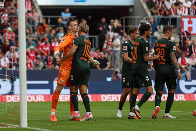 12.09.2026, GER, Fussball, Herren, Bundesliga , 1. Bundesliga, Saison 2026 2027, 1. FC Köln - SV Werder Bremen Karl Hein (SVW) hält Elfmeter und jubeltbelt Niclas Füllkrug (SVW) *** September 12, 2026, GER, Soccer, Men s, Bundesliga, 1. Bundesliga, 2026–2027 Season, 1. FC Köln vs. SV Werder Bremen; Karl Hein (SVW) saves a penalty kick and celebrates wildly; Niclas Füllkrug (SVW) Copyright: xSvenxHanischx