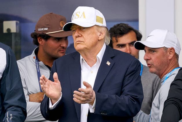 2026 Amgen Irish Open - Third Round, Trump International Golf Links, Doonbeg 12 9 2026 President of the United States of America Donald Trump watches over the eighteenth green Donald Trump watches over the eighteenth green 12 9 2026  Copyright: xx BB3_5544