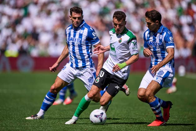 Real Racing Club de Santander v Deportivo Alaves - LaLiga EA Sports 2026 27 Inigo Vicente of Real Racing Club duels for the ball with Denis Suarez of Deportivo Alaves during the LaLiga EA Sports match between Real Racing Club and Deportivo Alaves at Campos de El Sardinero in Santander, Spain, on September 12, 2026. Santander Spain  Copyright: xCesarxOrtizxGonzalezx originalFilename:ortizgonzalez-realraci260912_npuUk.jpg