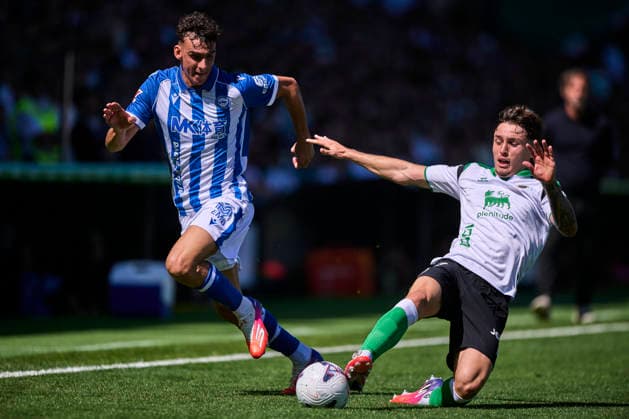 Real Racing Club de Santander v Deportivo Alaves - LaLiga EA Sports 2026 27 Angel Perez of Deportivo Alaves duels for the ball with Jorge Salinas of Real Racing Club during the LaLiga EA Sports match between Real Racing Club and Deportivo Alaves at Campos de El Sardinero in Santander, Spain, on September 12, 2026. Santander Spain  Copyright: xCesarxOrtizxGonzalezx originalFilename:ortizgonzalez-realraci260912_npuVs.jpg