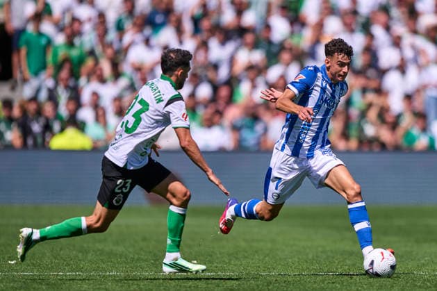 Real Racing Club de Santander v Deportivo Alaves - LaLiga EA Sports 2026 27 Angel Perez of Deportivo Alaves controls the ball during the LaLiga EA Sports match between Real Racing Club and Deportivo Alaves at Campos de El Sardinero in Santander, Spain, on September 12, 2026. Santander Spain  Copyright: xCesarxOrtizxGonzalezx originalFilename:ortizgonzalez-realraci260912_npVOZ.jpg