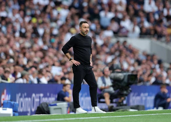 12th September 2026; Tottenham Hotspur Stadium, London, England; Premier League Football, Tottenham Hotspur versus Everton; Tottenham Hotspur manager Roberto De Zerbi observing his players from the touchline JohnxPatrickxFletcher