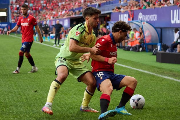 LaLiga EA Sports 2026–27 CA Osasuna vs. RCD Espanyol: Javi Hernandez (28, ESP L) battles for the ball with Raul Moro (18, OSA R) during the LaLiga EA Sports match between CA Osasuna and RCD Espanyol played at El Sadar in Pamplona. Iker Munoz 8 OSA is also visible in the image. Credit: Inigo Alzugaray, Agencia LOF, Pamplona. LaLiga EA Sports 2026 27 CA Osasuna vs. RCD Espanyol Copyright: xCredit:xInigoxAlzugarayx xAgencix