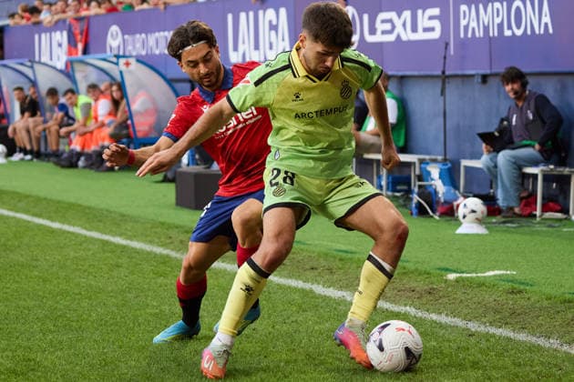 LaLiga EA Sports 2026–27: CA Osasuna vs. RCD Espanyol—Raúl Moro (18, OSA L) battles for the ball with Javi Hernández (28, ESP R) during the LaLiga EA Sports match between CA Osasuna and RCD Espanyol played at El Sadar in Pamplona. Credit: Ínigo Alzugaray, LOF Agency, Pamplona LaLiga EA Sports 2026 27 CA Osasuna vs. RCD Espanyol Copyright: xCredit:xInigoxAlzugarayx xAgencix