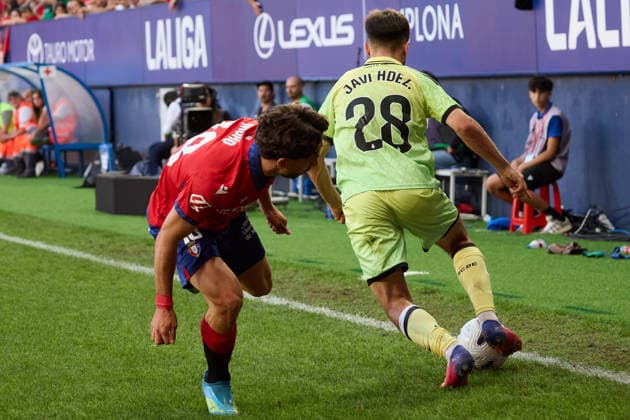 LaLiga EA Sports 2026-27 CA Osasuna vs. RCD Espanyol Javi Hernandez 28 (ESP, R) dribbles past Raul Moro 18 (OSA, L) during the LaLiga EA Sports match between CA Osasuna and RCD Espanyol played at El Sadar in Pamplona. Credit: Inigo Alzugaray LOF Agency Pamplona LaLiga EA Sports 2026 27 CA Osasuna vs. RCD Espanyol Copyright: xCredit:xInigoxAlzugarayx xAgencix