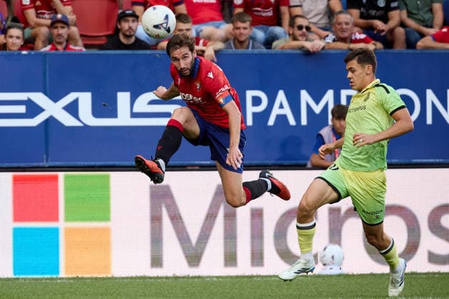 LaLiga EA Sports 2026-27 CA Osasuna vs. RCD Espanyol Jon Moncayola 7 (OSA) delivers a cross under pressure from Gabriel Moscardo 20 (ESP) during the LaLiga EA Sports match between CA Osasuna and RCD Espanyol played at El Sadar in Pamplona. Credit:Igo Alzugaray, LOF Agency, Pamplona LaLiga EA Sports 2026–27 CA Osasuna vs. RCD Espanyol Copyright: xCredit:xInigoxAlzugarayx xAgencix
