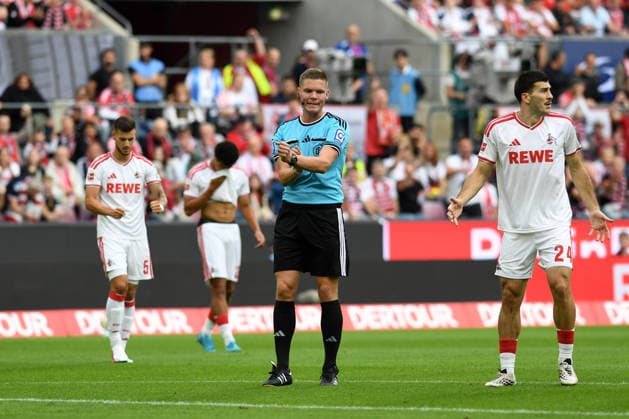Schiedsrichter Florian Exner deutet auf Handspiel waehrend des Spiels der 1. Bundesliga zwischen 1. FC Koeln und SV Werder Bremen, RheinEnergieStadion am 12. September 2026 in Koeln, Deutschland. (Foto von Ralf Treese DeFodi Images) +++ Schiedsrichter Florian Exner gestures during the Bundesliga match between 1. FC Koeln and SV Werder Bremen at RheinEnergieStadion on September 12, 2026 in Cologne, Germany. (Photo by Ralf Treese DeFodi Images) DFB DFL REGULATIONS PROHIBIT ANY USE OF PHOTOGRAPHS AS IMAGE SEQUENCES AND OR QUASI-VIDEO. (Photo by Ralf Treese DeFodi Images) - *** Referee Florian Exner signals a handball during the Bundesliga 1 match between 1. FC Köln and SV Werder Bremen, RheinEnergieStadion on September 12, 2026, in Cologne, Germany. Photo by Ralf Treese, DeFodi Images. Referee Florian Exner gestures during the Bundesliga match between 1. FC Köln and SV Werder Bremen at RheinEnergieStadion on September 12, 2026 in Cologne, Germany. Photo by Ralf Treese, DeFodi Images. DFB and DFL regulations prohibit any use of photographs as image sequences and or quasi-video. Photo by Ralf Treese, DeFodi Images.