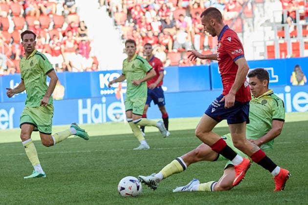 LaLiga EA Sports 2026–27 CA Osasuna vs. RCD Espanyol Gabriel Moscardo 20 (ESP) makes a tackle on Jonathan Dubasin 21 (OSA) during the LaLiga EA Sports match between CA Osasuna and RCD Espanyol played at El Sadar in Pamplona. Credit: Inigo Alzugaray, LOF Agency, Pamplona LaLiga EA Sports 2026 27 CA Osasuna vs. RCD Espanyol Copyright: xCredit:xInigoxAlzugarayx xAgencix