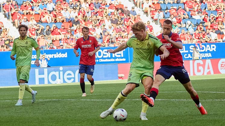 LaLiga EA Sports 2026–27: CA Osasuna vs. RCD Espanyol. Jonathan Dubasin (21, OSA R) makes a tackle on Clemens Riedel (5, ESP L) during the LaLiga EA Sports match between CA Osasuna and RCD Espanyol played at El Sadar in Pamplona. Leandro Cabrera 6 ESP L and Ante Budimir 17 OSA R are also visible in the image. Credit: Inigo Alzugaray, Agencia LOF, Pamplona. LaLiga EA Sports 2026 27 CA Osasuna vs. RCD Espanyol Copyright: xCredit:xInigoxAlzugarayx xAgencix