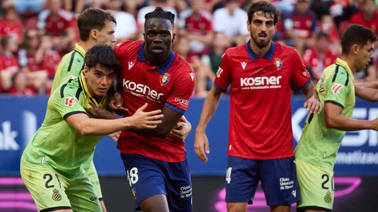 LaLiga EA Sports 2026-27: CA Osasuna vs. RCD Espanyol—Roger Hinojo (21, ESP, L) and Rockson Yeboah (48, OSA, R) in action during the LaLiga EA Sports match between CA Osasuna and RCD Espanyol played at El Sadar in Pamplona. Urko Gonzalez de Zarate 4 (ESP, L), Alejandro Catena 24 (OSA), and Gabriel Moscardo 20 (ESP, R) are also visible in the image. Credit: Inigo Alzugaray, Agencia LOF, Pamplona. LaLiga EA Sports 2026–27: CA Osasuna vs. RCD Espanyol Copyright: xCredit:xInigoxAlzugarayx xAgencix