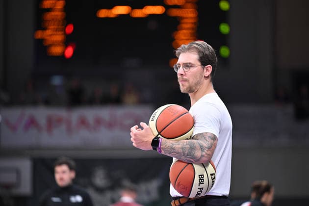 BG Göttingen vs. SYNTAINICS MBC, September 12, 2026, Göttingen Basketball BBL Cup, BG Göttingen vs. SYNTAINICS MBC, Round 1, Sparkassen Arena; Assistant Coach Martynas Airosius of BG Göttingen holds two basketballs; Göttingen, Lower Saxony, Germany