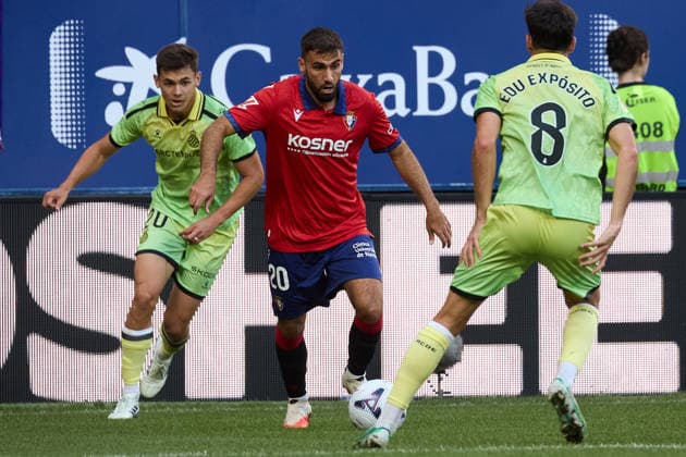 LaLiga EA Sports 2026–27 CA Osasuna vs. RCD Espanyol Romain Del Castillo (20, OSA) dribbles past Gabriel Moscardo (20, ESP, left) and Edu Exposito (8, ESP, right) during the LaLiga EA Sports match between CA Osasuna and RCD Espanyol played at El Sadar in Pamplona. Credit: Inigo Alzugaray, Agencia LOF, Pamplona. LaLiga EA Sports 2026–27: CA Osasuna vs. RCD Espanyol Copyright: xCredit:xInigoxAlzugarayx xAgencix