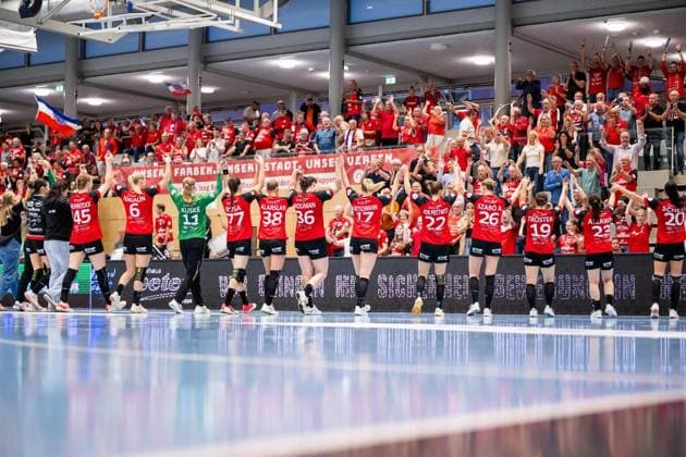WOMEN S HANDBALL 2026–2027, 3rd Bundesliga, Matchday 1: THC FRISCH AUF GÖPPINGEN ** FOR EDITORIAL PURPOSES ONLY ** EDITORIAL USE ONLY ** p 12 09 2026 Bad Langensalza Women’s Handball 1st Bundesliga Women’s Season 2026–2027 Salzhalle Matchday 3 Thüringer HC FRISCH AUF Göppingen in the photo The THC women celebrate their victory with the fans Germany Thuringia Bad Langensalza Copyright SaschaxFromm Copyright: SaschaxFromm doc87kmo96k25z9jsnyb19 ,EDITORIAL USE ONLY Copyright: SaschaxFromm