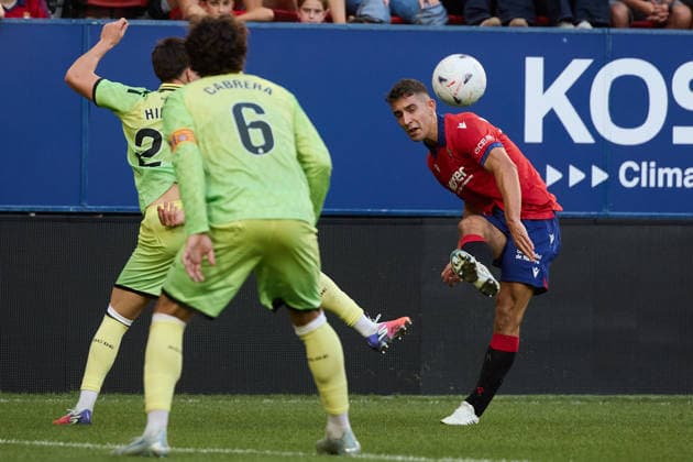 LaLiga EA Sports 2026-27 CA Osasuna vs. RCD Espanyol Asier Osambela (29, OSA R) crosses the ball under pressure from Gabriel Moscardo (20, ESP L) and Leandro Cabrera (6, ESP) during the LaLiga EA Sports match between CA Osasuna and RCD Espanyol played at El Sadar in Pamplona. Credit: Inigo Alzugaray, Agencia LOF, Pamplona. LaLiga EA Sports 2026 27 CA Osasuna vs. RCD Espanyol Copyright: xCredit:xInigoxAlzugarayx xAgencix