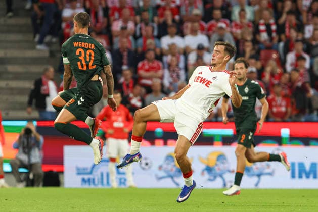 Marco Friedel (SV Werder Bremen) und Thijs Dalinga (1. FC Koeln) im Zweikampf waehrend des Spiels der 1. Bundesliga zwischen 1. FC Koeln und SV Werder Bremen, RheinEnergieStadion am 12. September 2026 in Koeln, Deutschland. (Foto von Oliver Kaelke DeFodi Images) +++ Marco Friedel (SV Werder Bremen) und Thijs Dalinga (1. FC Koeln) battle for the ball during the Bundesliga match between 1. FC Koeln and SV Werder Bremen at RheinEnergieStadion on September 12, 2026 in Cologne, Germany. (Photo by Oliver Kaelke DeFodi Images) DFB DFL REGULATIONS PROHIBIT ANY USE OF PHOTOGRAPHS AS IMAGE SEQUENCES AND OR QUASI-VIDEO. (Photo by Oliver Kaelke DeFodi Images) - *** Marco Friedel of SV Werder Bremen and Thijs Dalinga of 1. FC Köln battle for the ball during the Bundesliga match between 1. FC Köln and SV Werder Bremen at RheinEnergieStadion on September 12, 2026, in Cologne, Germany Photo by Oliver Kaelke DeFodi Images Marco Friedel of SV Werder Bremen and Thijs Dalinga of 1. FC Köln battle for the ball during the Bundesliga match between 1. FC Köln and SV Werder Bremen at RheinEnergieStadion on September 12, 2026 in Cologne, Germany Photo by Oliver Kaelke, DeFodi Images DFB and DFL regulations prohibit any use of photographs as image sequences and or quasi-video Photo by Oliver Kaelke, DeFodi Images