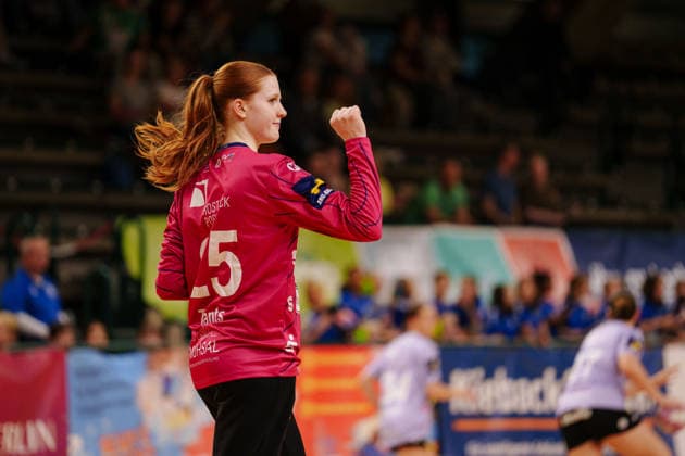 2 Asco Women s Handball Bundesliga, Matchday 3: Füchse Berlin vs. Rostocker Handball Club; Ylva Elin Tants of the Rostocker Handball Club clenches her fist on September 12, 2026, at the Charlottenburg Sports Hall, Berlin, Berlin, Berlin, Charlottenburg Sports Hall, Berlin, Germany