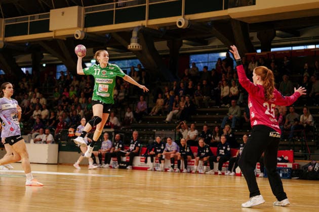 2 Alsco Women s Handball Bundesliga, Matchday 3: Füchse Berlin vs. Rostocker Handball Club Leoni Baßiner; Füchse Berlin, 77, on a jump shot against Ylva Elin Tants of Rostocker Handball Club, 25, on September 12, 2026, at the Charlottenburg Sports Hall, Berlin Berlin Berlin Charlottenburg Sports Hall Berlin Germany