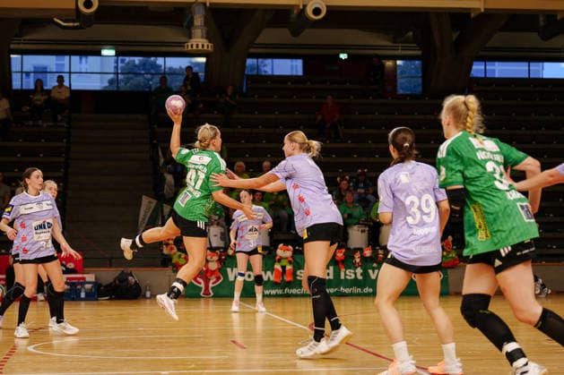 2 Alsco Women s Handball Bundesliga, Matchday 3: Füchse Berlin vs. Rostocker Handball Club; Anouk Nieuwenweg of Füchse Berlin, No. 47, taking a jump shot on September 12, 2026, at the Charlottenburg Sports Hall, Berlin, Berlin, Charlottenburg Sports Hall, Berlin, Germany