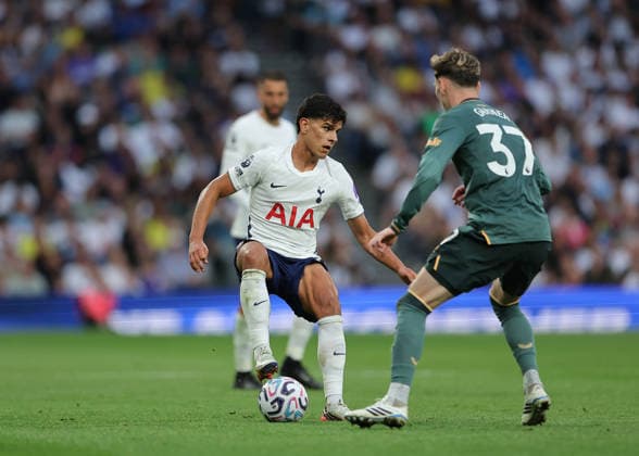 12th September 2026; Tottenham Hotspur Stadium, London, England; Premier League Football, Tottenham Hotspur versus Everton; Mateus Fernandes of Tottenham Hotspur under pressure from James Garner of Everton JohnxPatrickxFletcher