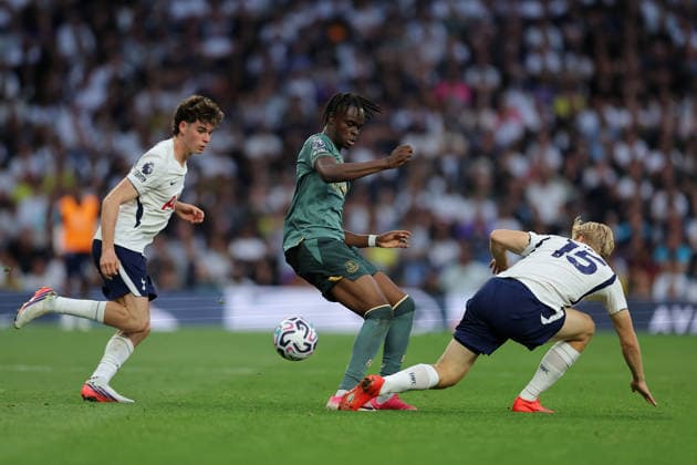 12th September 2026; Tottenham Hotspur Stadium, London, England; Premier League Football, Tottenham Hotspur versus Everton; Tyrique George of Everton challenged by Lucas Bergvall of Tottenham Hotspur JohnxPatrickxFletcher