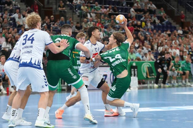 Handball, HBL2: SC DHfK Leipzig vs. VfL Lübeck Schwartau, September 12, 2026; Blaer Hinriksson 24; SC DHfK Leipzig is brought down by Lukas Kingsley Emdorf 73, Lübeck Schwartau. Handball, 2nd Bundesliga, 2026–2027 season, Matchday 3: SC DHfK Leipzig vs. VfL Lübeck Schwartau on September 12, 2026, at the Quarterback Immobilien Arena in Leipzig Copyright: xBEAUTIFULxSPORTS JanxKaeferx