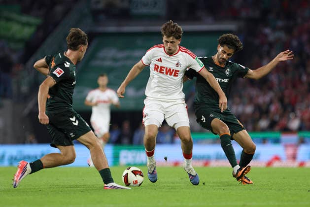 Olivier Deman (SV Werder Bremen), Mikey Moore (1. FC Koeln) und Eren Dinkci (SV Werder Bremen) im Zweikampf waehrend des Spiels der 1. Bundesliga zwischen 1. FC Koeln und SV Werder Bremen, RheinEnergieStadion am 12. September 2026 in Koeln, Deutschland. (Foto von Oliver Kaelke DeFodi Images) +++ Olivier Deman (SV Werder Bremen), Mikey Moore (1. FC Koeln) und Eren Dinkci (SV Werder Bremen) battle for the ball during the Bundesliga match between 1. FC Koeln and SV Werder Bremen at RheinEnergieStadion on September 12, 2026 in Cologne, Germany. (Photo by Oliver Kaelke DeFodi Images) DFB DFL REGULATIONS PROHIBIT ANY USE OF PHOTOGRAPHS AS IMAGE SEQUENCES AND OR QUASI-VIDEO. (Photo by Oliver Kaelke DeFodi Images) - *** Olivier Deman of SV Werder Bremen, Mikey Moore of 1. FC Köln, and Eren Dinkci of SV Werder Bremen in a tackle during the Bundesliga 1 match between 1. FC Köln and SV Werder Bremen, RheinEnergieStadion on September 12, 2026, in Cologne, Germany. Photo by Oliver Kaelke, DeFodi Images. Olivier Deman (SV Werder Bremen), Mikey Moore (1. FC Köln), and Eren Dinkci (SV Werder Bremen) battle for the ball during the Bundesliga match between 1. FC Köln and SV Werder Bremen at RheinEnergieStadion on September 12, 2026 in Cologne, Germany. Photo by Oliver Kaelke, DeFodi Images. DFB and DFL regulations prohibit any use of photographs as image sequences and or quasi-video. Photo by Oliver Kaelke, DeFodi Images.