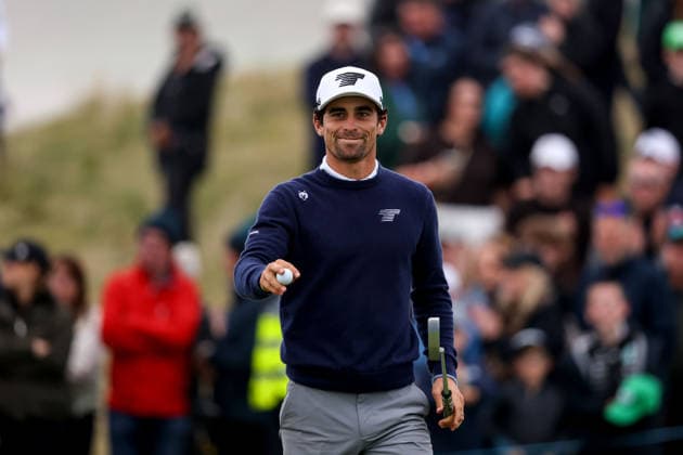 2026 Amgen Irish Open - Third Round, Trump International Golf Links, Doonbeg 12 9 2026 Joaquin Niemann acknowledges the crowd after finishing his third round on the eighteenth green Joaquin Niemann acknowledges the crowd after finishing his third round on the eighteenth green 12 9 2026  Copyright: xx BB3_8199