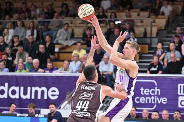 BG Göttingen SYNTAINICS MBC September 12, 2026, Göttingen Basketball BBL Cup, BG Göttingen vs. SYNTAINICS MBC, Round 1, Sparkassen Arena; Robin Lodders (r), BG Göttingen shoots over the blocking Jure Planinic (l), SYNTAINICS MBC Göttingen, Lower Saxony, Germany