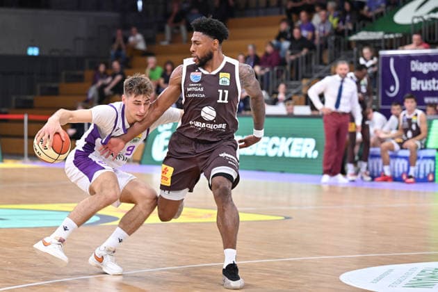 BG Göttingen SYNTAINICS MBC September 12, 2026, Göttingen Basketball BBL Cup, BG Göttingen vs. SYNTAINICS MBC, Round 1, Sparkassen Arena: Radvilas Kneizys (left), BG Göttingen dribbles past Anthony Gaines (right), SYNTAINICS MBC Göttingen, Lower Saxony, Germany