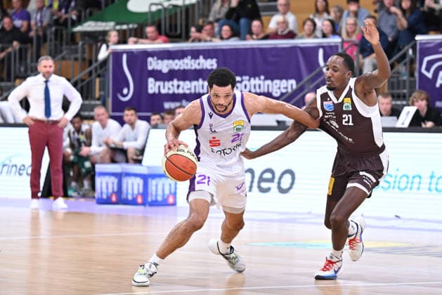 BG Göttingen vs. SYNTAINICS MBC, September 12, 2026, Göttingen Basketball BBL Cup, BG Göttingen vs. SYNTAINICS MBC, Round 1, Sparkassen Arena; Zach Jackson (left), BG Göttingen dribbles against Kris Clyburn (right), SYNTAINICS MBC Göttingen, Lower Saxony, Germany