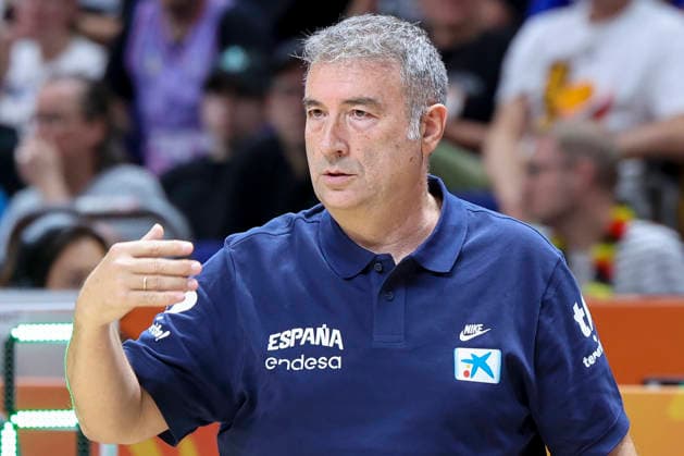 Head Coach Miguel Mendez of Spain gestures during the FIBA Women s Basketball World Cup Germany 2026 semifinal match between Spain and the United States at the Berlin Arena on September 12, 2026, in Berlin, Germany. Photo by Marco Steinbrenner, DeFodi Images