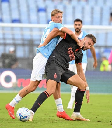 IPA88449759 - Lazio s Kenneth Taylor battles for the ball with AC Milan s Strahinja Pavlovic during the 2026–2027 Italian Serie A match between SS Lazio and AC Milan at the Olympic Stadium in Rome on September 12, 2026.  Copyright: xFabrizioxCorradetti IPAxSportx xx IPA88449759