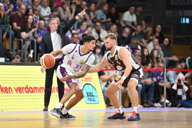 BG Göttingen vs. SYNTAINICS MBC, September 12, 2026, Göttingen Basketball BBL Cup, BG Göttingen vs. SYNTAINICS MBC, Round 1, Sparkassen Arena; Tai Bibbs (left), BG Göttingen dribbling against Sean Flood (right), SYNTAINICS MBC, Göttingen, Lower Saxony, Germany