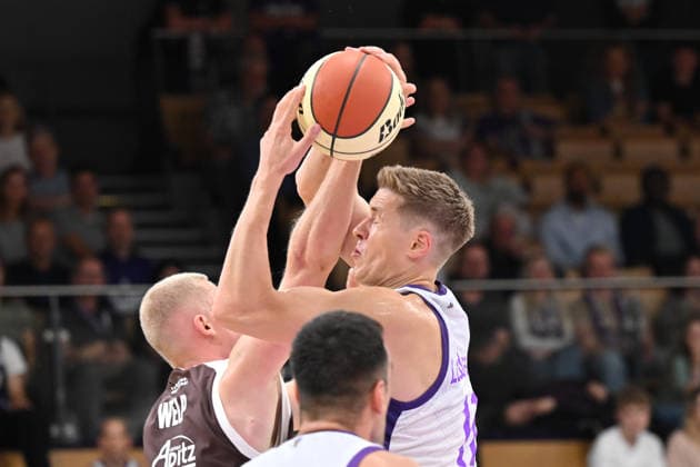 BG Göttingen SYNTAINICS MBC September 12, 2026, Göttingen Basketball BBL Cup, BG Göttingen vs. SYNTAINICS MBC, Round 1, Sparkassen Arena: Robin Lodders (right), BG Göttingen battles for the ball with Collin Welp (left), SYNTAINICS MBC; Göttingen, Lower Saxony, Germany