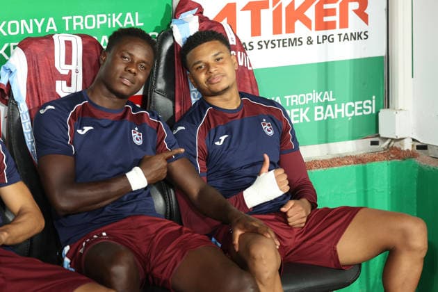 KONYA, TURKEY - SEPTEMBER 12: Franculino Gluda Dju (L) and Noah Saviolo (R) and of Trabzonspor sitting on the bench during the Turkish Super League 2026 27 match between Konyaspor and Trabzonspor at Medas Konya Buyuksehir Stadium on September 12, 2026 in Konya, Turkey. Konya Turkey Copyright: xSeskimphotox Konya-Trabzon-1209 (1)