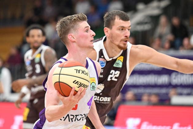 BG Göttingen SYNTAINICS MBC September 12, 2026, Göttingen Basketball BBL Cup, BG Göttingen SYNTAINICS MBC, Round 1, Sparkassen Arena Daniel Kirchner (left), BG Göttingen drives to the basket against Borisa Simanic (right), SYNTAINICS MBC Göttingen Lower Saxony Germany