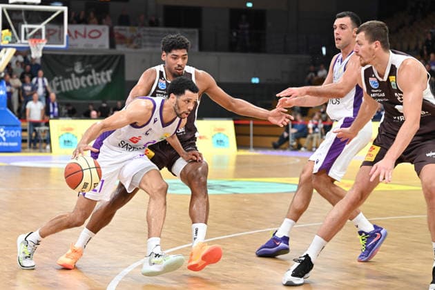 BG Göttingen vs. SYNTAINICS MBC, September 12, 2026, Göttingen Basketball BBL Cup, BG Göttingen vs. SYNTAINICS MBC, Round 1, Sparkassen Arena; Zach Jackson of BG Göttingen dribbles; Göttingen, Lower Saxony, Germany