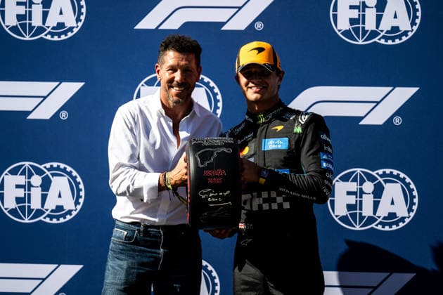 F1 - SPANISH GRAND PRIX 2026 Diego Simeone, NORRIS Lando (gbr), McLaren F1 Team MCL40, portrait Pirelli award during the 2026 Formula 1 Spanish Grand Prix, 14th round of the 2026 Formula One World Championship, WM, Weltmeisterschaft from September 11 to 13, 2026 on the Madring, in Madrid, Spain - MadridSpain  Copyright: xALBERTOxVIMERCATIx