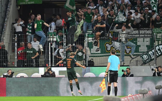 Jubel Niclas Fuellkrug (Füllkrug)(Werder Bremen, Nr. 10) nach seinem Tor zum 1:1 vor den Fans. Fussball 1. Bundesliga, 3.Spieltag, 1. FC Koeln - SV Werder Bremen 1:1, am 12.09.2026 in Koeln Deutschland. DFL regulations prohibit any use of photographs as image sequences and or quasi-video Â *** Niclas Füllkrug of Werder Bremen, No. 10, celebrates in front of the fans after scoring the 1-1 goal. Soccer, Bundesliga, Matchday 3, 1. FC Köln vs. SV Werder Bremen 1–1, on September 12, 2026, in Cologne, Germany. DFL regulations prohibit any use of photographs as image sequences and or quasi-video.