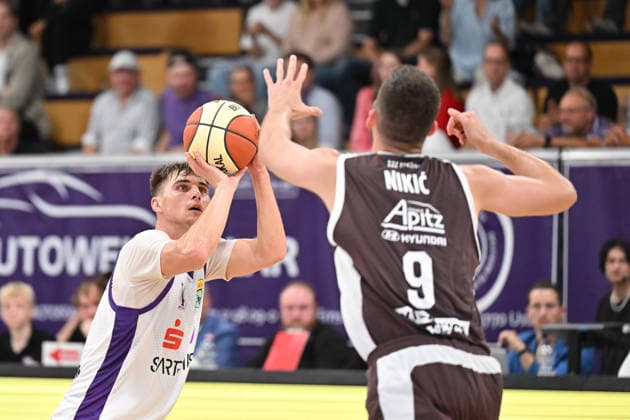 BG Göttingen SYNTAINICS MBC September 12, 2026, Göttingen Basketball BBL Cup, BG Göttingen SYNTAINICS MBC, Round 1, Sparkassen Arena Radvilas Kneizys (left), BG Göttingen shoots over defender Kresimir Nikic (right), SYNTAINICS MBC Göttingen, Lower Saxony, Germany