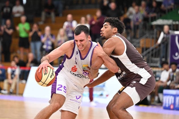 BG Göttingen SYNTAINICS MBC September 12, 2026, Göttingen Basketball BBL Cup, BG Göttingen SYNTAINICS MBC, Round 1, Sparkassen Arena Omar Pajic (left), BG Göttingen dribbles under pressure from Kostja Mushidi (right), SYNTAINICS MBC Göttingen Lower Saxony Germany
